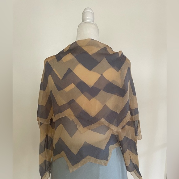 CHANEL
chevron print silk cape style blouse size M
Made in France - Picture 14 of 16